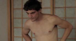 Franz Rogowski, desnudo y enseñando el pene en 'Frontalwatte'