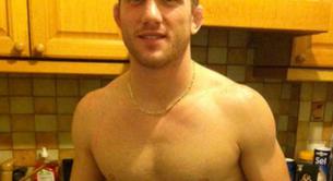 Las selfies del luchador Luca Lampis desnudo