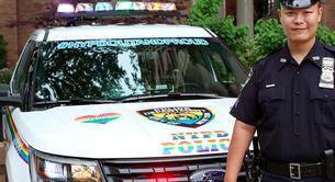 La policía de Nueva York luce la bandera LGBT en homenaje a Orlando