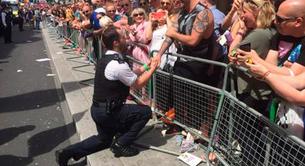 El policía gay que pide matrimonio a su novio durante el Orgullo
