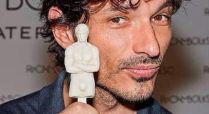 Cómete el cuerpo de Andrés Velencoso desnudo en formato helado
