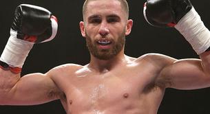 El boxeador Ryan Farrag se desnuda al ser pesado