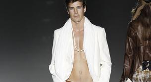 El traje blanco en verano es tendencia