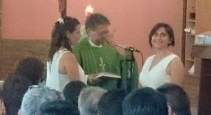 Un cura bendice la boda entre dos lesbianas en Castellón