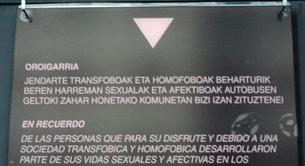 El Ayuntamiento de Iruña triunfa con su placa LGBT en unos lavabos públicos