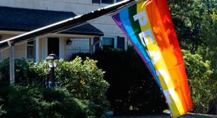 Rompen la bandera gay de una pareja y sus 40 vecinos la ponen en sus casas