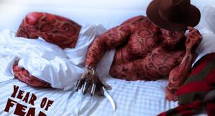 Un calendario con los iconos del cine de terror desnudos