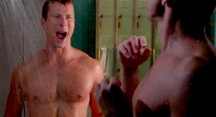 John Stamos y Glen Powell, desnudos otra vez en 'Scream Queens'