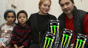 Lindsay Lohan ofrece bebidas energéticas a los refugiados de Siria