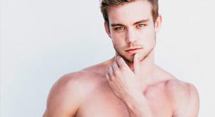 El modelo Dustin McNeer desnudo con su pene juguetón en Snapchat
