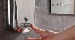 Llena un dispensador de lubricante en una sauna gay con ácido clorhídrico