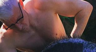Anderson Cooper desnudo con su novio y un elefante