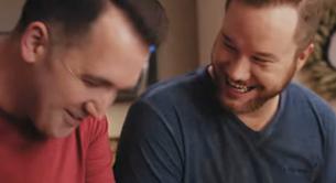 Un matrimonio gay protagoniza este precioso anuncio de Navidad de Hershey's