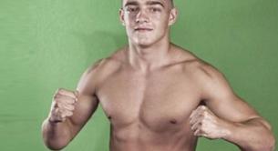 El boxeador Tadeas Ruzicka, desnudo ante la prensa