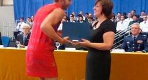 Un chico en tacones y vestido, el look perfecto para su graduación