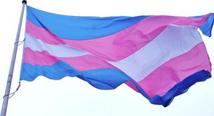 Una escuela prohíbe a los niños hablar con una niña porque tiene una madre transexual