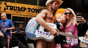 Cientos de hombres le hacen un "calvo" a la torre Trump