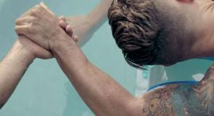 Un anuncio anima a las parejas gays a cogerse de la mano