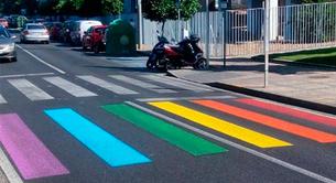 Pasos de peatones arcoíris y semáforos con parejas gays para celebrar el World Pride en Madrid