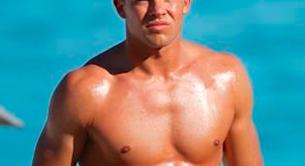 El modelo Leandro Penna desnudo y erecto