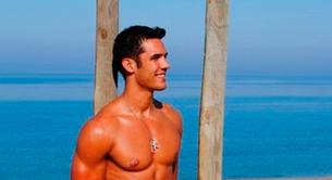 El tronista Alberto Santana desnudo en la playa