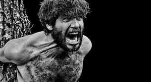 Iván Hermés desnudo integral en 'Eva Ha Muerto'