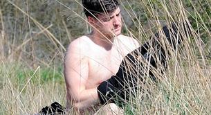 El actor James Alexandrou desnudo masturbándose