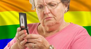 Una mujer de 66 años denuncia a todo los gays del mundo