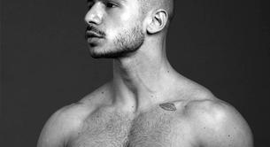 El modelo Paolo Bellucci desnudo y erecto