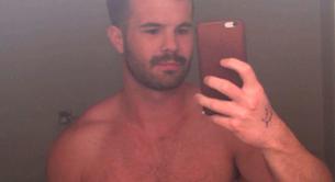 El deportista Simon Dunn desnudo y erecto