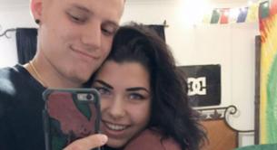 Un chico deja que su novia se maquille usando sus testículos