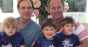 Una aerolínea humilla a una pareja gay y sus tres hijos separándolos en el avión