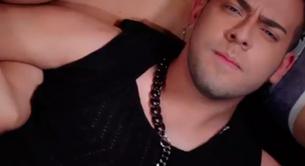 El cantante José Alfredo revela que es gay con una orgía en el vídeo de 'Si Me Besas'