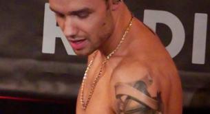 Liam Payne desnudo para cantar 'Strip That Down'