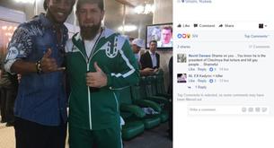 Ronaldinho posa con el líder checheno de la purga gay