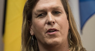 Una militar transexual se encara a Donald Trump