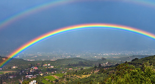 Un cura asegura que el arcoiris sólo pertenece a Dios y no a los gays