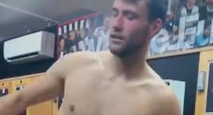 El futbolista Marcus Bettinelli desnudo bailando