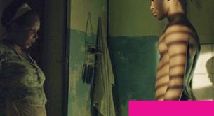 El actor Maykol David desnudo frontal en 'El rey de la Habana'