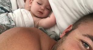 La foto de 2 padres gays con su bebé que está emocionando a todo el mundo