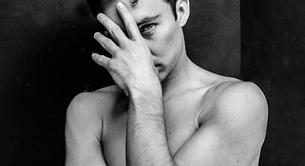 El actor Brian Jordan Alvarez desnudo y erecto