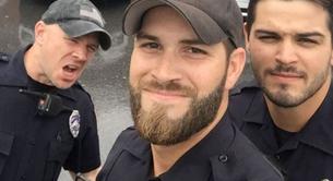 La polémica y morbosa foto viral de los policías contra el Huracán Irma