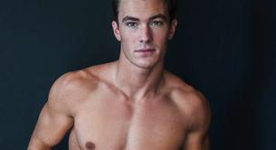 El modelo Vince Sant desnudo y masturbándose