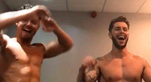 Los modelos Vincent Azzopardi y Josh Watson desnudos y jugueteando