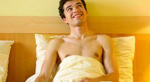 ¿Por qué los hombres se despiertan con una erección?