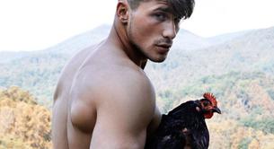 Hombres desnudos con pollas grandes en la mano