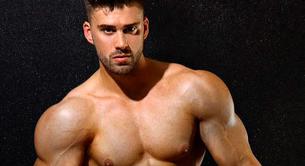 El modelo Liam Jolley desnudo y erecto