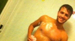 El actor Louis Webb desnudo integral