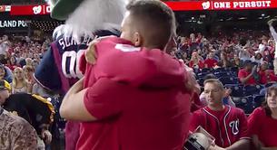 Una pareja gay se compromete en un partido de beisbol