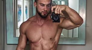 El modelo fitness Alfred Liebl, desnudo y erecto